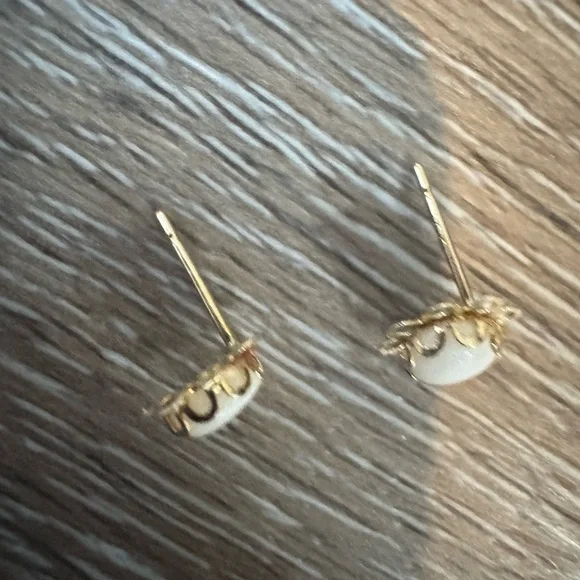 14KT gold filigree stud earrings with opal cabochon - Picture 3 of 5